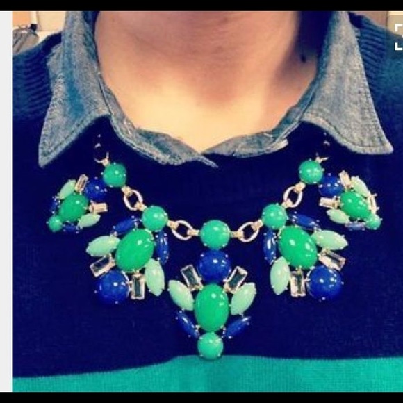 Gina's Closet crystal/flower Necklace. - Picture 4 of 4