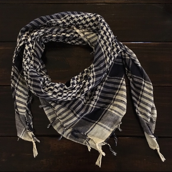 Scarf. - Picture 2 of 3