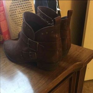 Polyurethane brown boot