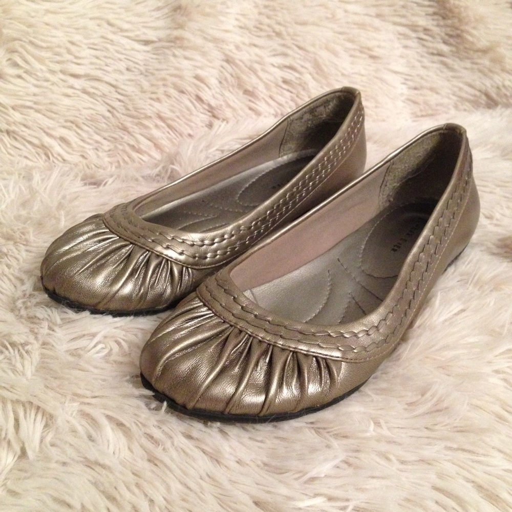 Wear Ever Silver Round Toe Flats 6