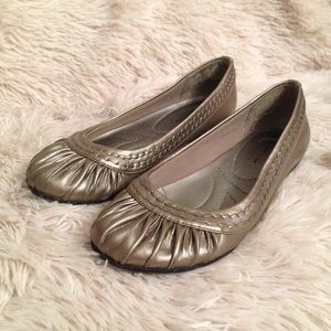 Wear Ever Silver Round Toe Flats 6
