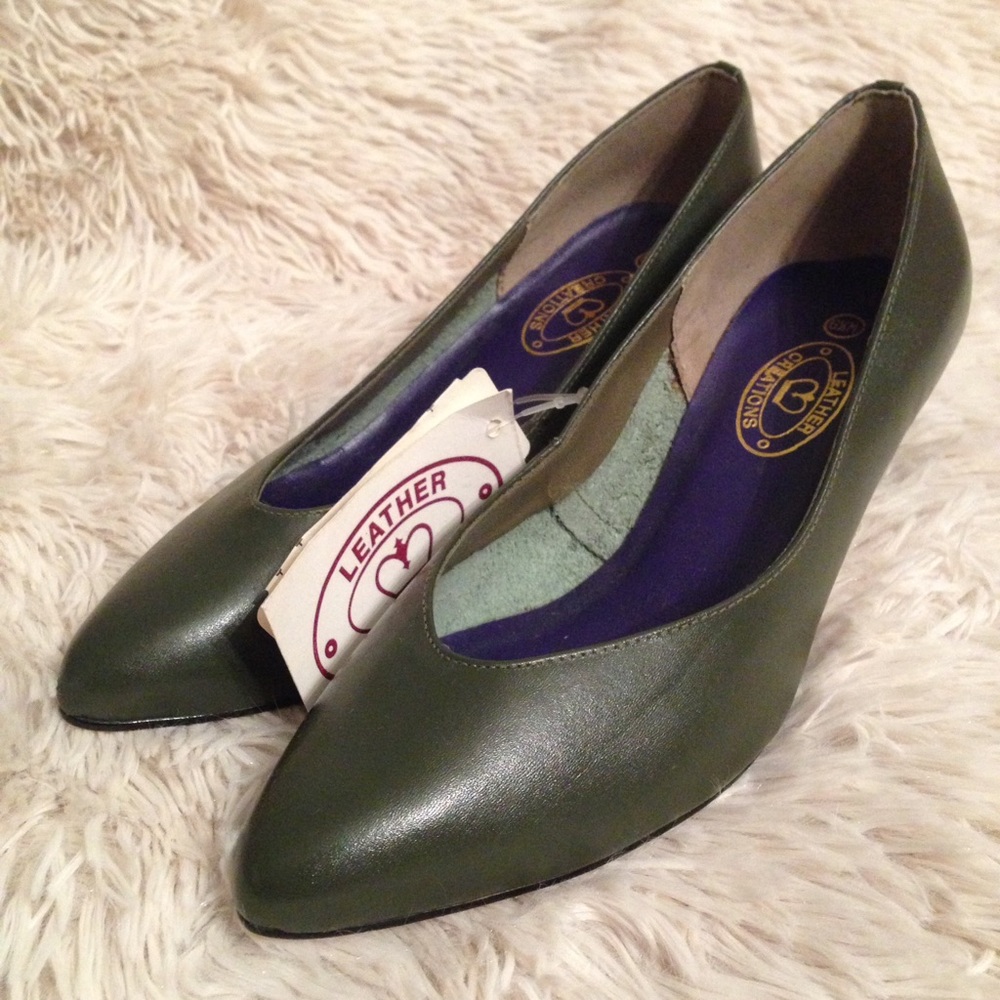 NWT Vintage Olive Leather Pumps 6.5