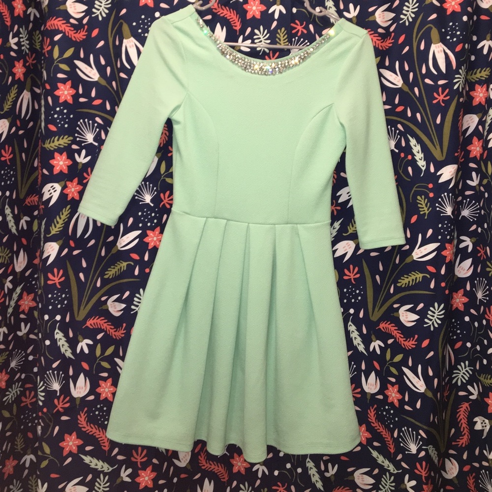 Green dress, sequins, bow on back