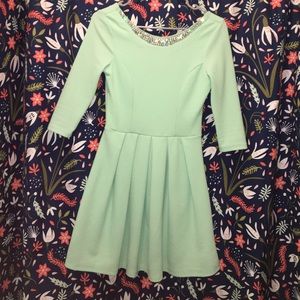 Green dress, sequins, bow on back