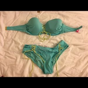 Bathingsuit top and bottom