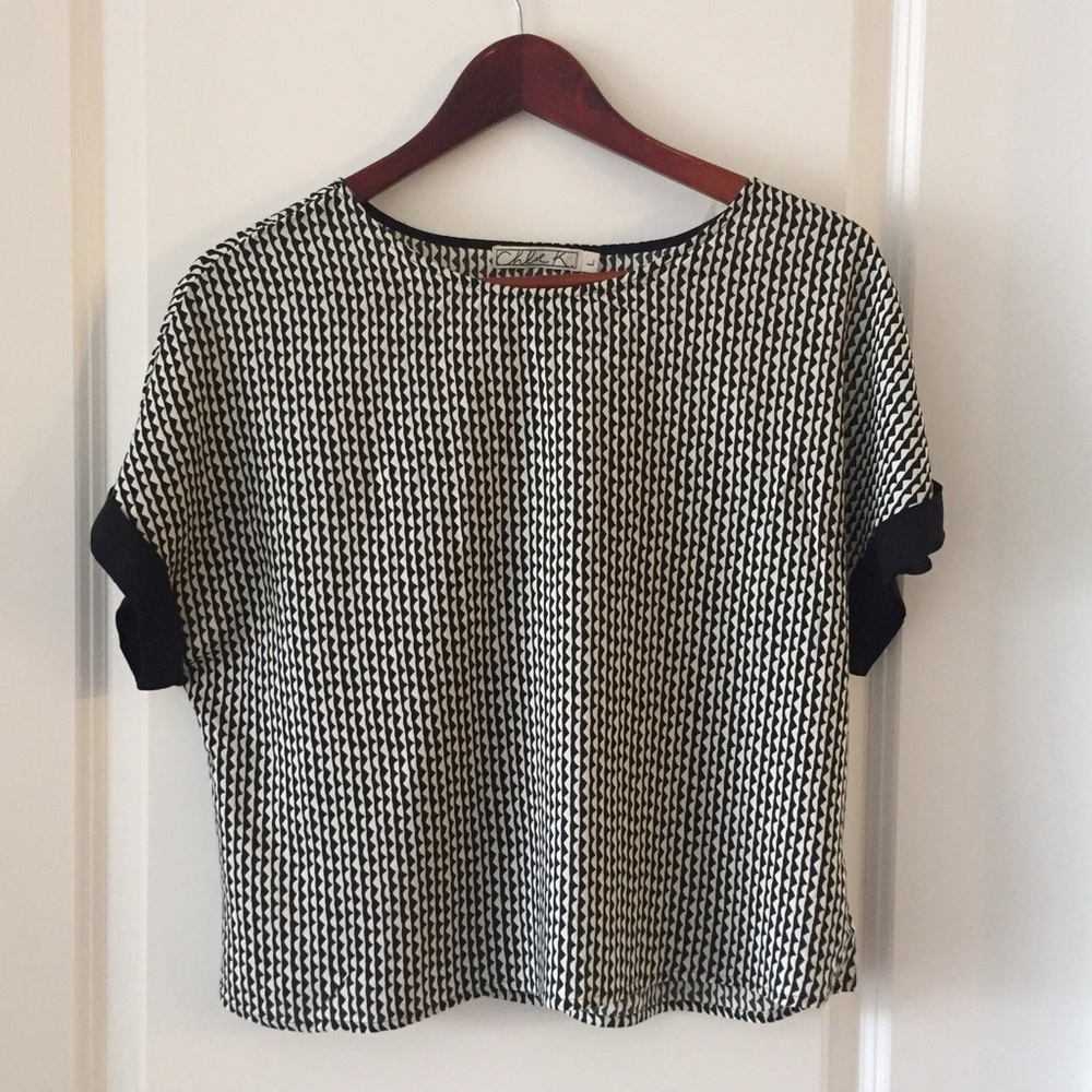 🌼SPRING CLEANING🌼 Black & White Keyhole Blouse