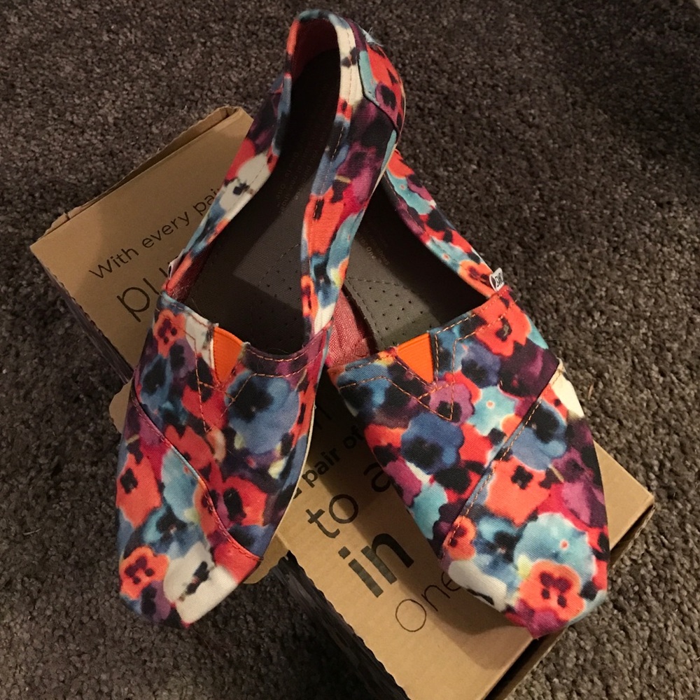 Super cute toms size 8