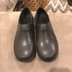Black non slip shoes