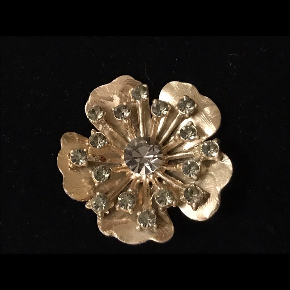 Gorgeous Vintage gold rhinestone broach!