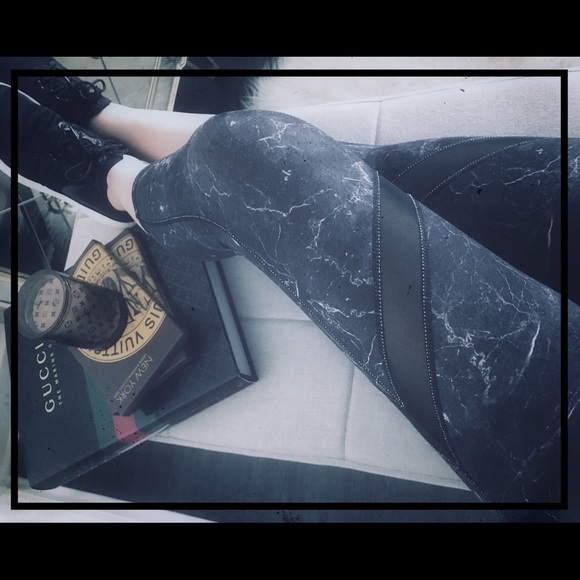 SOLD OUT // Marble & Mesh Workout Capri Leggings - Picture 6 of 6
