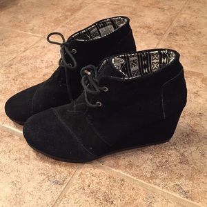 Tom's suede booties