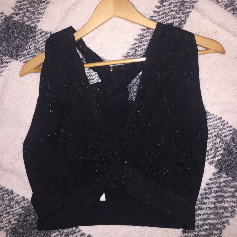 Cross cross black, v-neck with muted silver shine