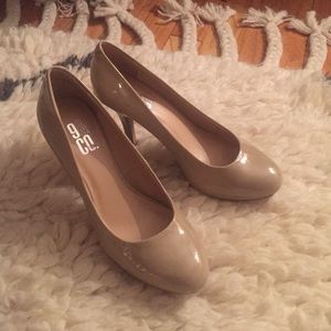 Nude pumps , round toe
