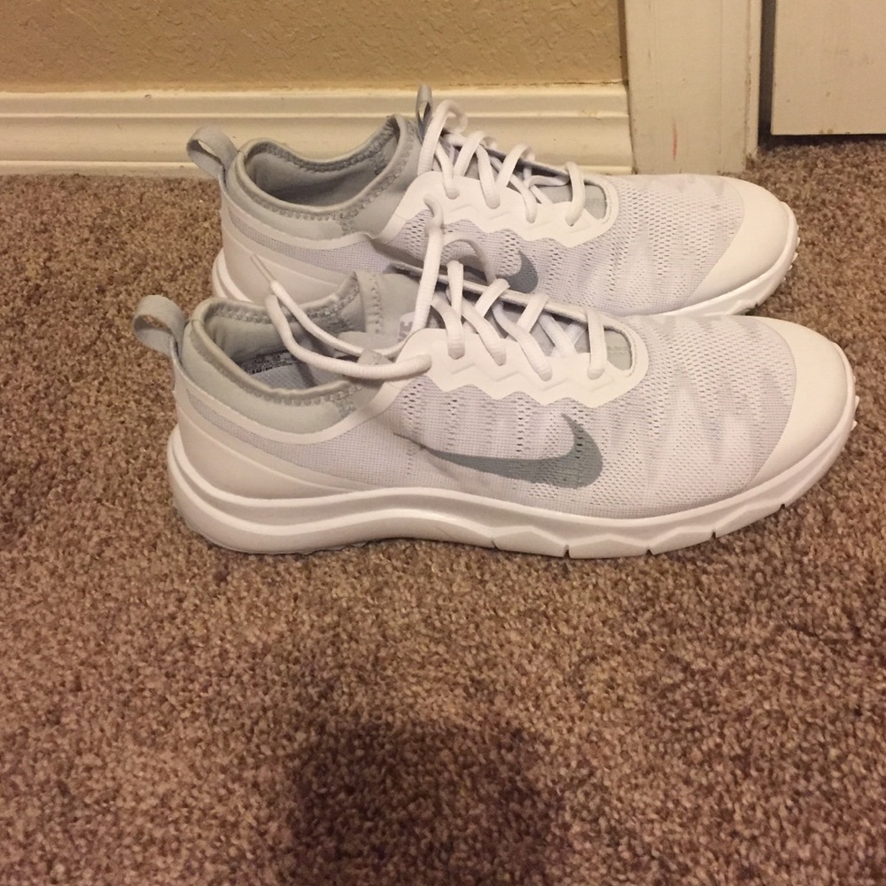 Women's white nikes (NEVER WORN)