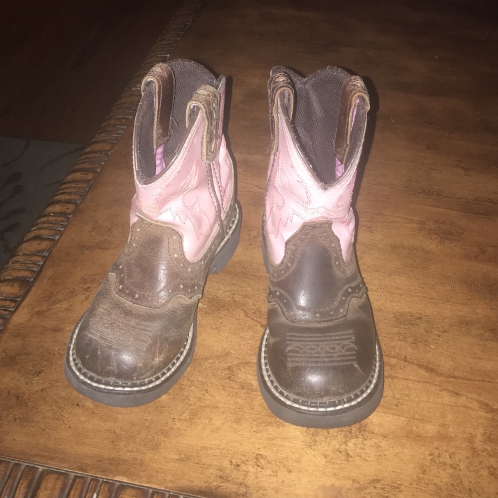 Girls Ariat Fatbaby boots.