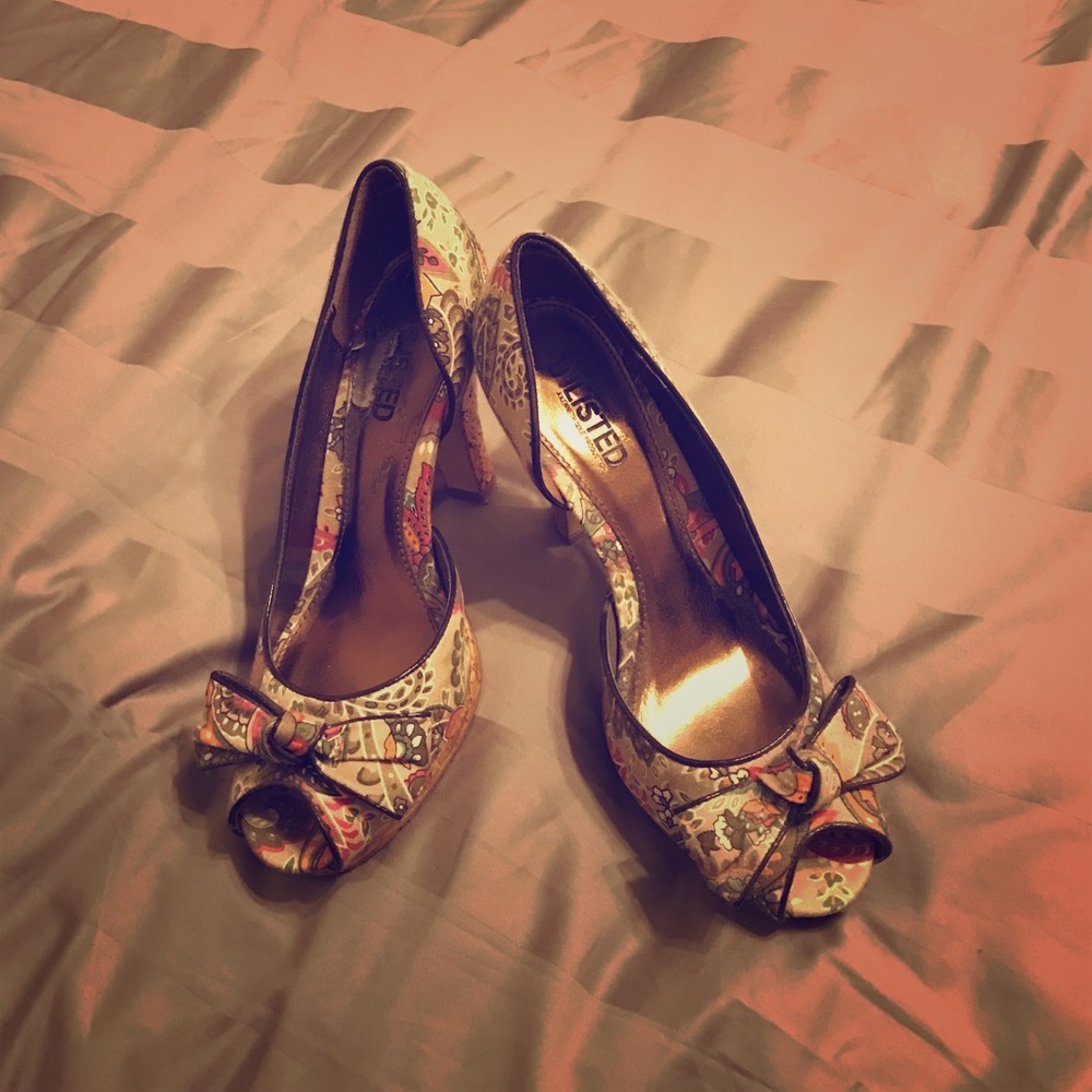 Flirty and cute peep toe heels 👠