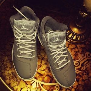 Jordans Gray size 9.5 mens