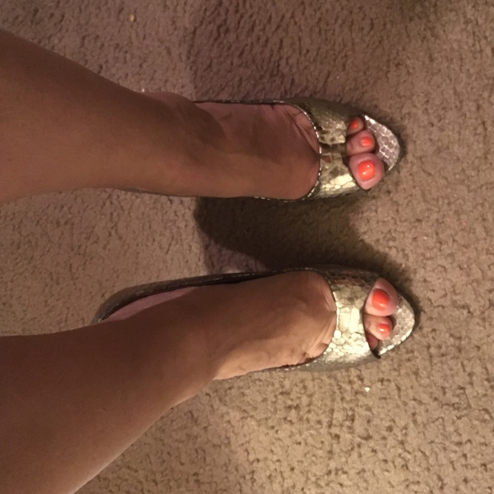 Silver, Delicious brand, size 10M, peep toe pumps.