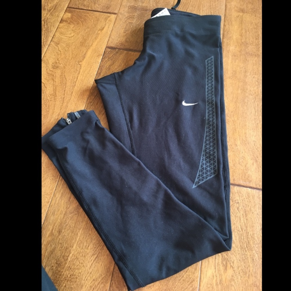 Nike Pro Cool Tights\Leggings and has a pocket.
