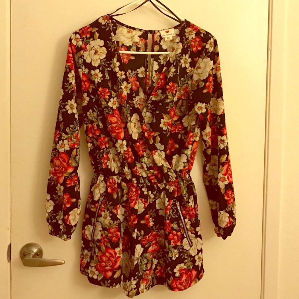 ❤️Black floral romper❤️