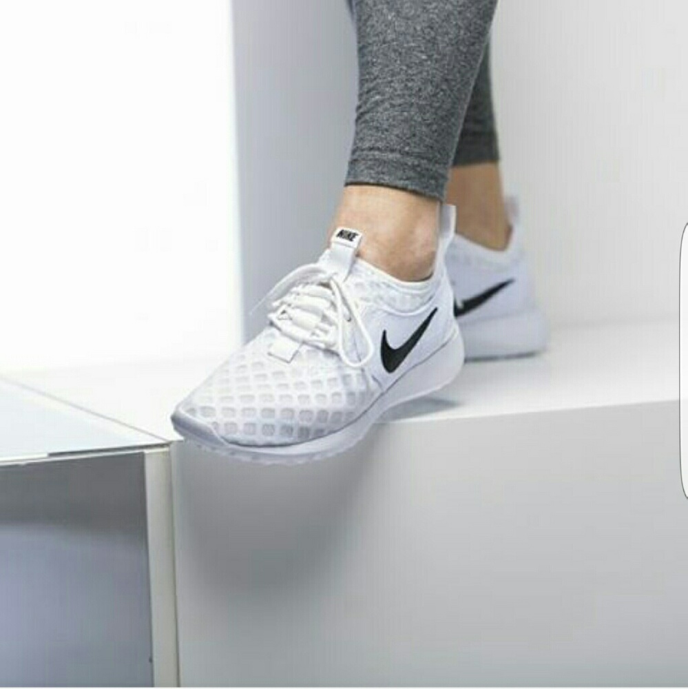 White Nike women's 7.5