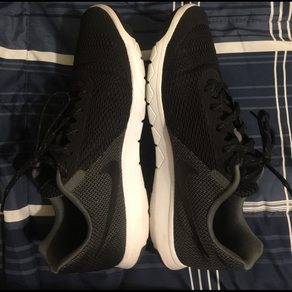 Nike running shoe - Picture 3 of 4