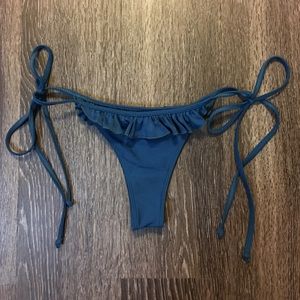 Acacia Ruffled Bottom