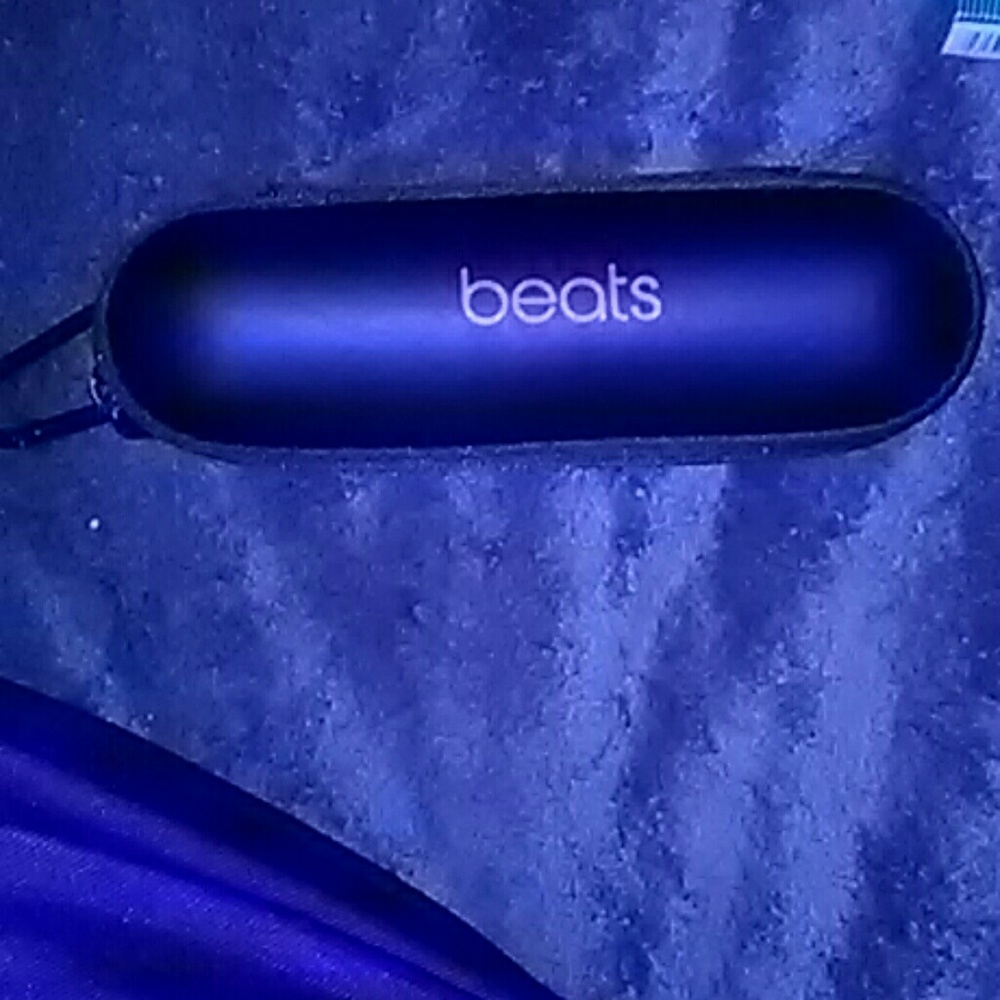 Black zipper BEATS AUDIO hard case