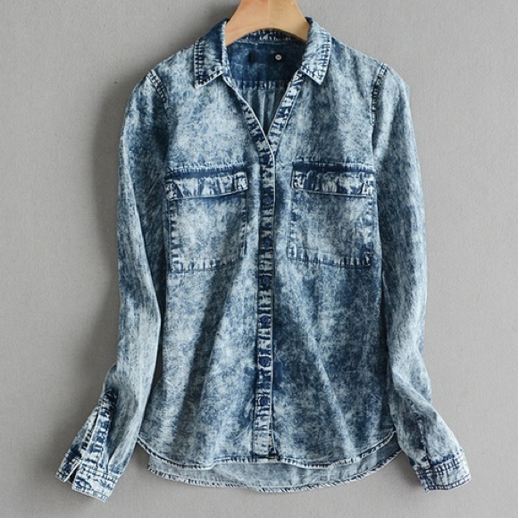 Tops - 💘NEW💘✨✨✨Acid Washed Denim Button Down Shirt ✨✨✨