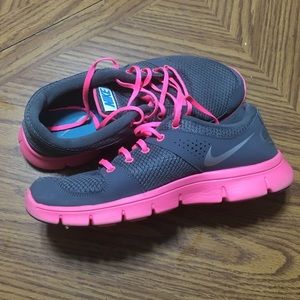 💝Super Cute💝 Nike Flex Experience RN Size 10