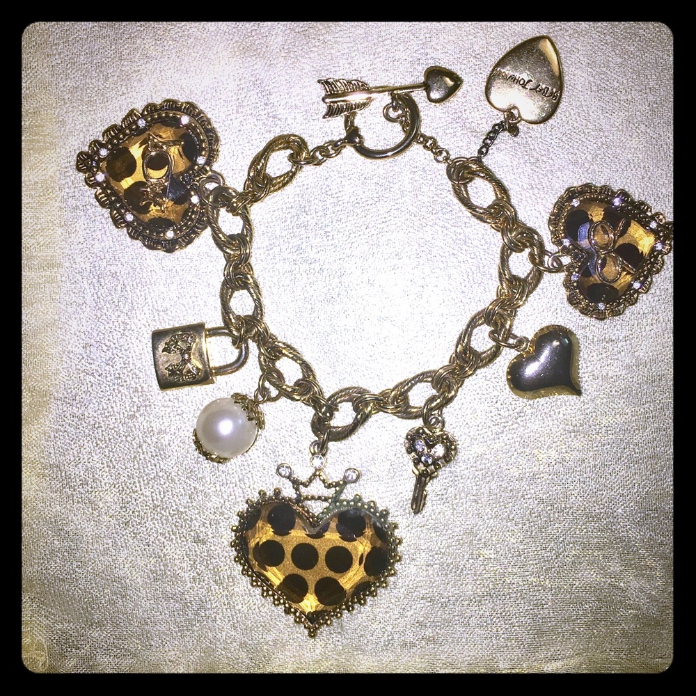 Betsey Johnson ⚜️ LOVE ⚜️GOLD CHARM  Bracelet 🎁