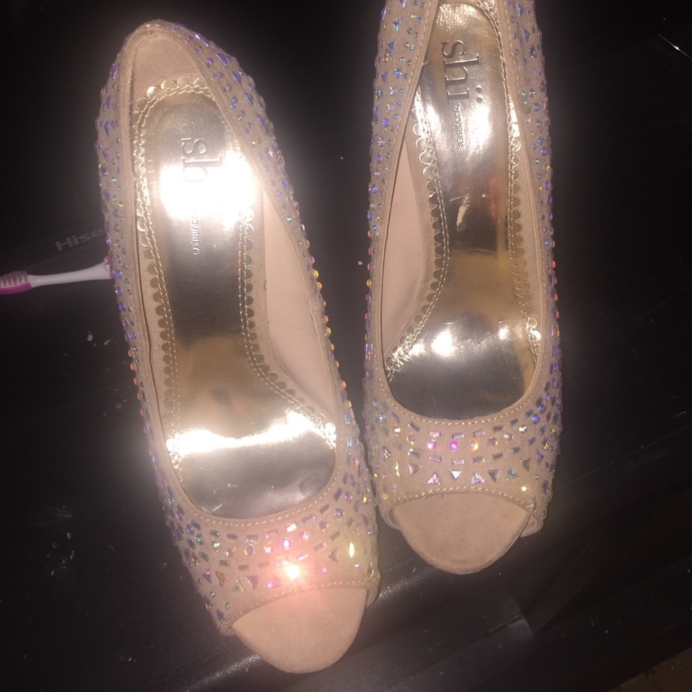Brand new shi by journeys diamond pumps