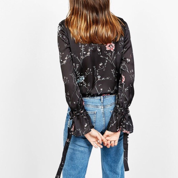 50% SALE Silky Floral blouse with knots on sleeves - Picture 2 of 4