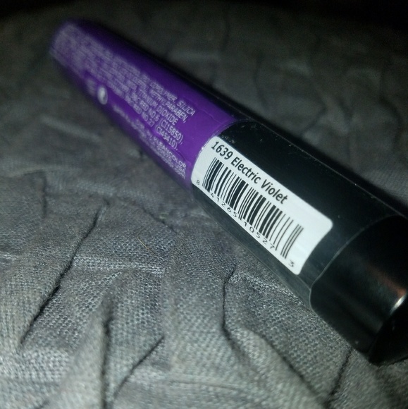 Electric Violet long lasting matte lipgloss - Picture 3 of 5