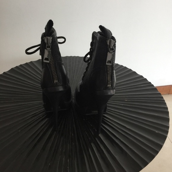 Heel boots - Picture 2 of 3