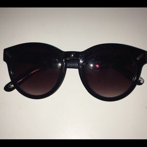 Black & Round sunglasses