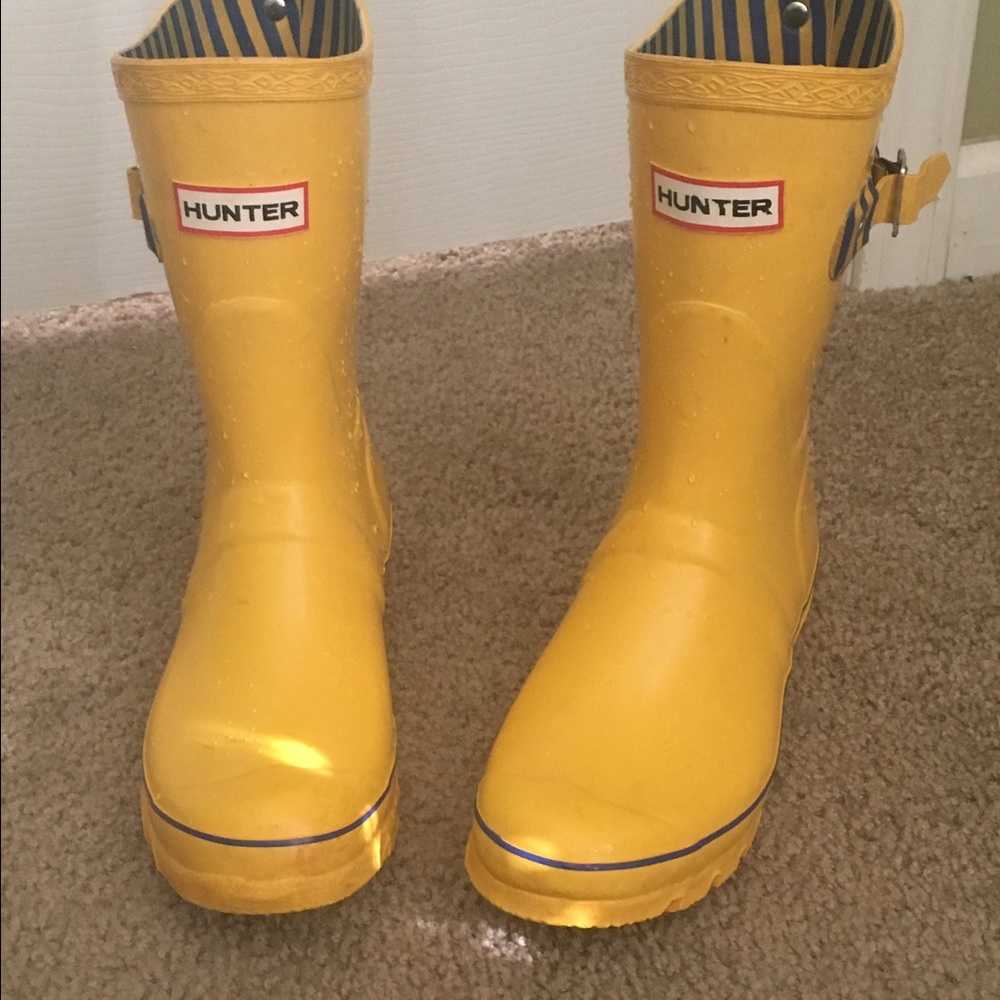 Hunter boots euro size 5 should fit a 7 or 7.5