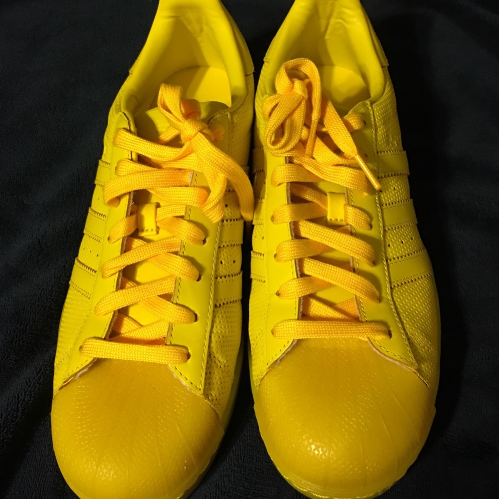 Once worn adidas tennis shoes