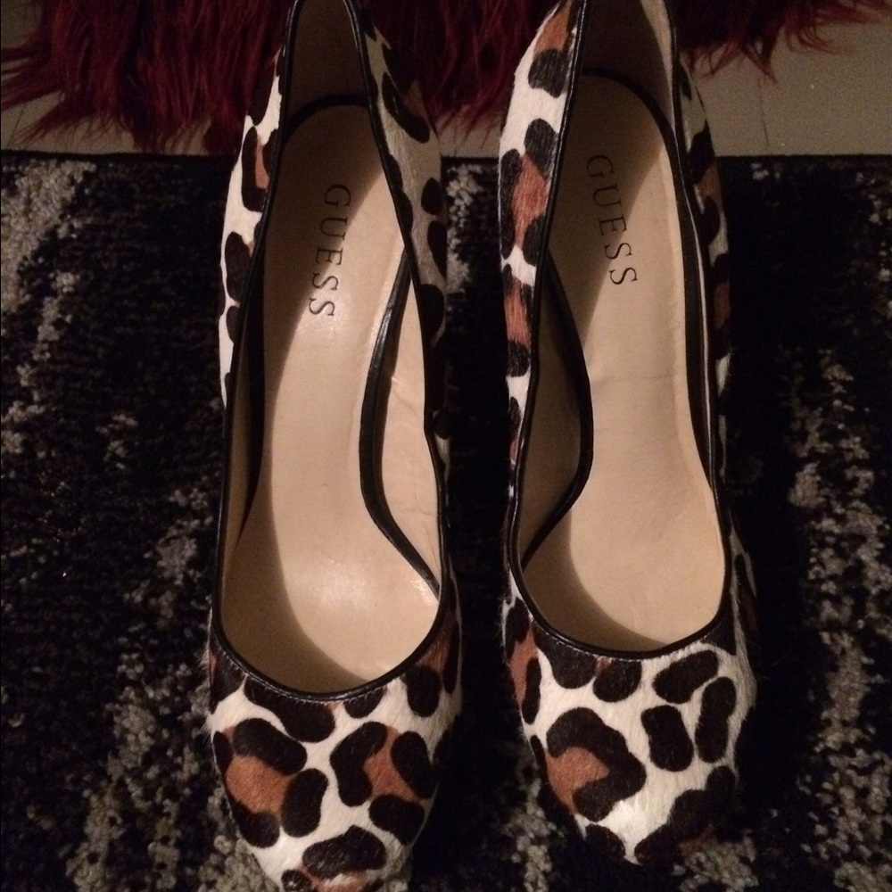 Authentic Guess Pumps