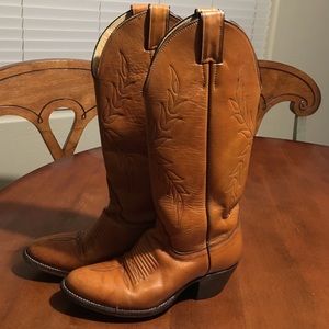 Carmel Justin boots size 5.