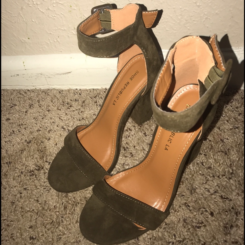 Olive green heels 👠