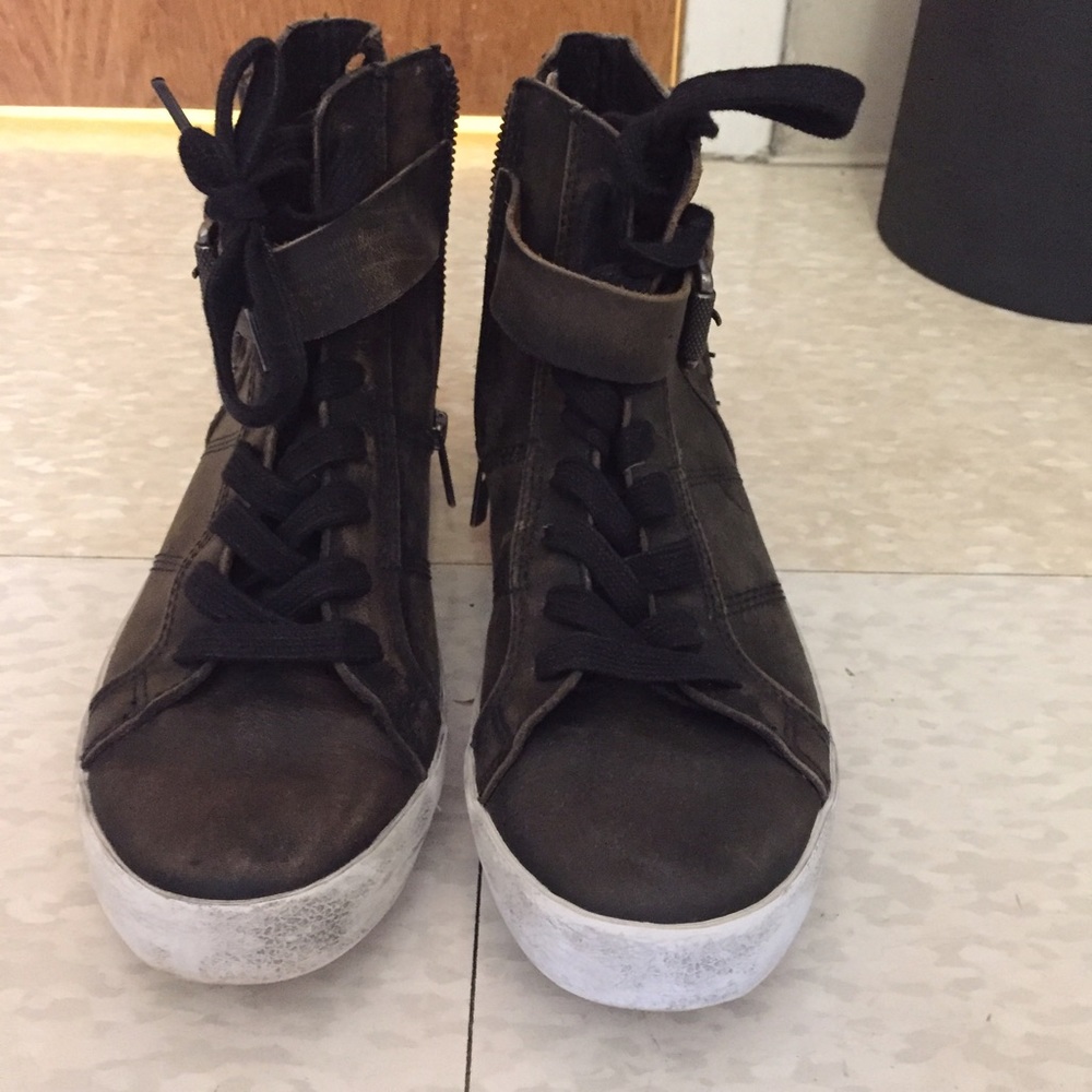 NWOT- Frye Dylan Belted High Top