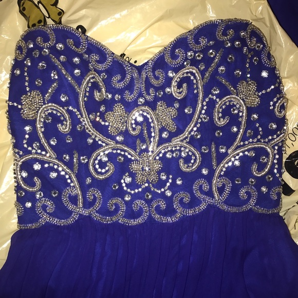 PROM DRESS - Picture 2 of 4