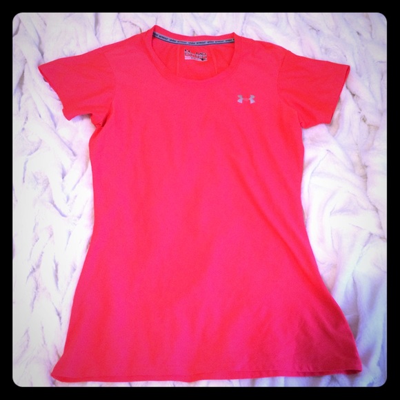 Under Armour Tops - Under Armour short sleeve top