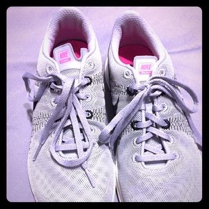 Women's 8.5 Nike Shoes