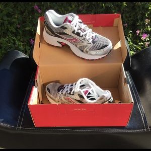 NWT - Saucony Oasis 2 Running Shoes 👟