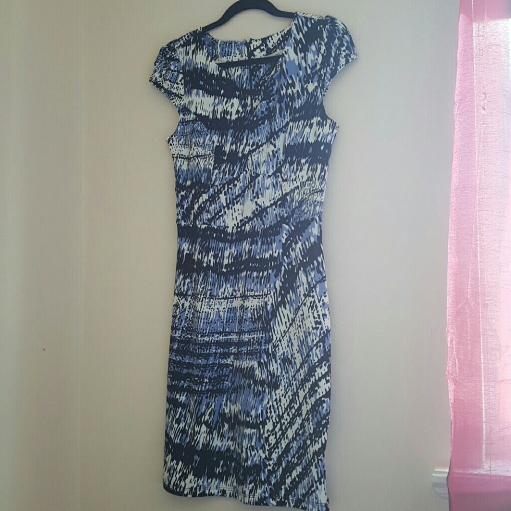 Beautiful sheath dress missing skinny belt