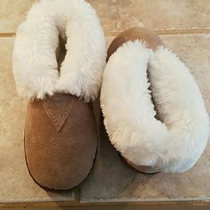 Ugg like slippers Toddler 7 - NWOT