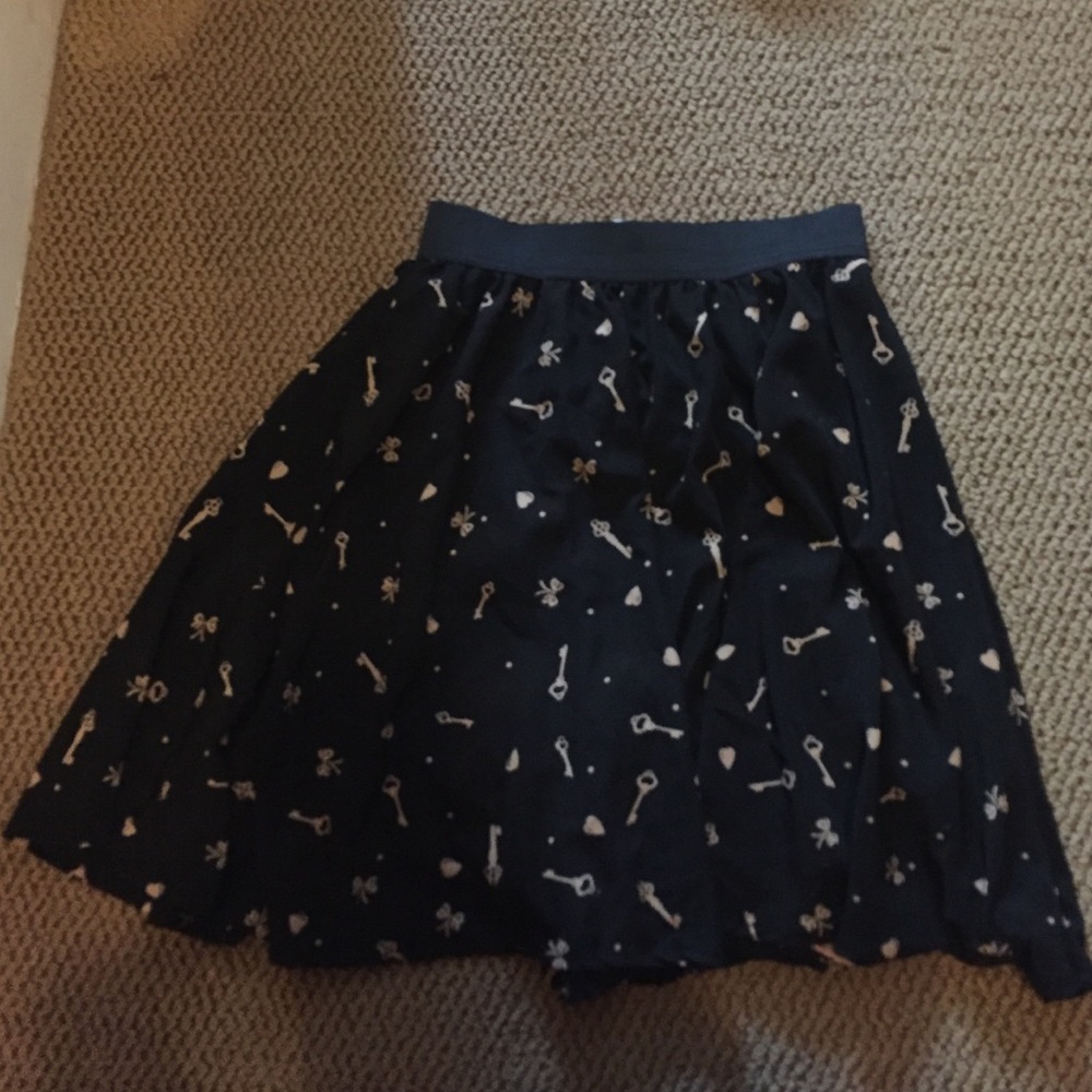 Key pattern skirt