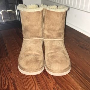 short chestnut ugg boot with bows